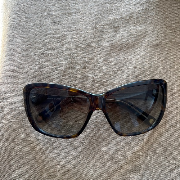Elegant Black Sunglasses main image 4
